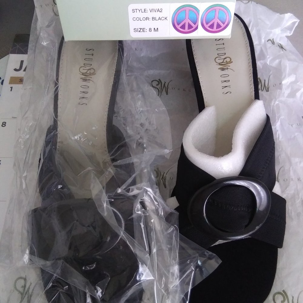 BRAND NEW, NEVER WORN Women's Size 8M Studio Works Heeled Sandals